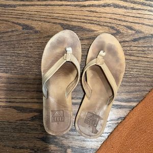 Tan leather reef flip flops